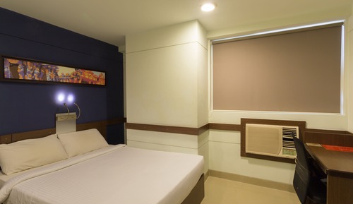 Suite room with twin bed
