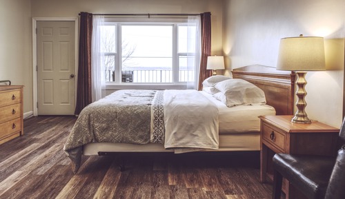Standard Room, 1 King Bed, Balcony, Lake View