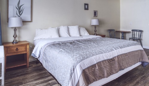 Standard Room, 1 King Bed, Lake View, Ground Floor