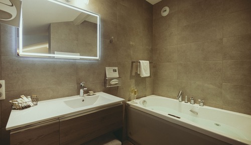 Deluxe Double Room, Bathtub