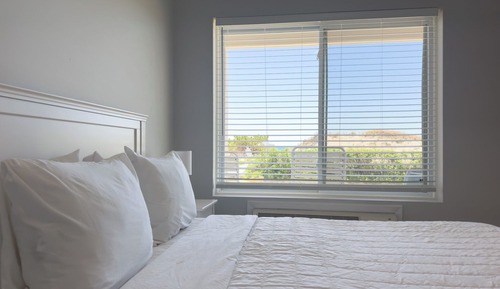 Lower 1.5 Bedroom Oceanfront 