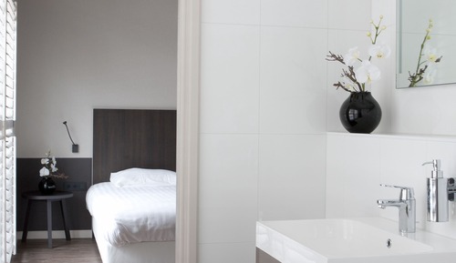 Suite, Lake View