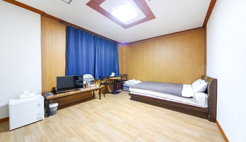 Room (Annex Building - Family Room)