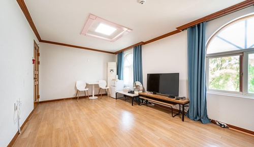 Room (Main Building - Family Room)