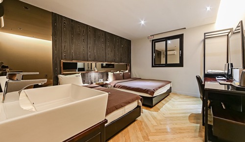 Room (Twin (Office PC< Double + Single Bed))