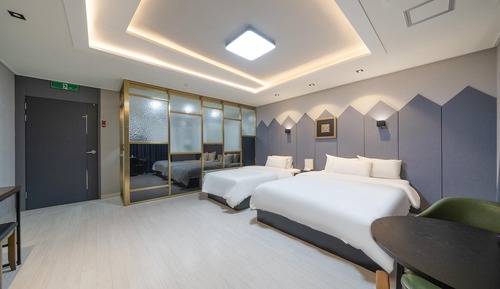 Room (Twin Clean Wear Room (Double + Single)