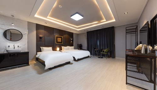 Room (Twin Massage (Double/Single Bed + PC )