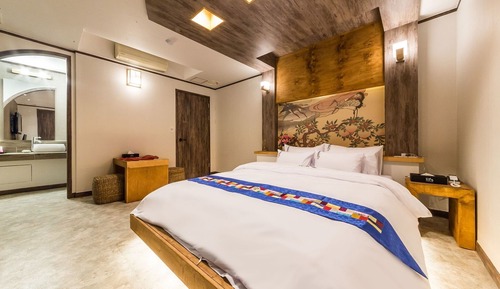Room (Comfortable room (You can watch Netfl)