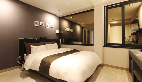 Room (Mini room (located on the first floor)