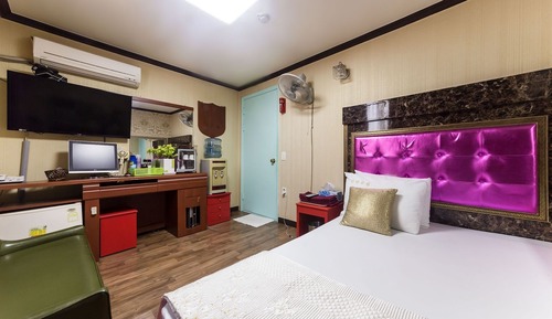 Room (Bedroom)