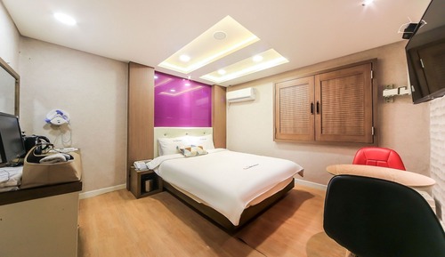 Room (Common Room Bathtub)