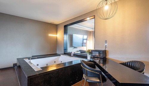 Room (Suite - Hills RiverView (86" LG s-tv))