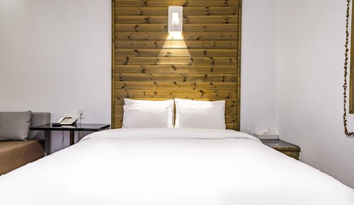 Room (Standard (65&quot;&quot;Smart TV Netf)
