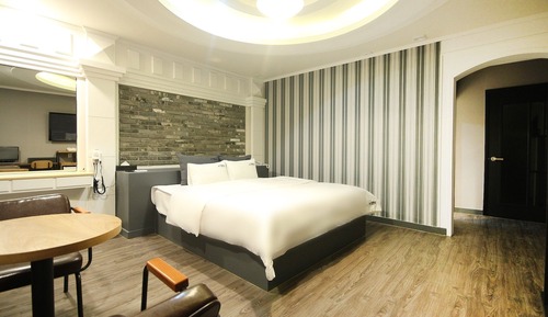 Room (Premium Double A (1 high-end PC Netfl)