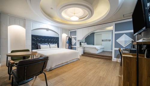 Room (Deluxe Twin (2 king-size beds Netflix)