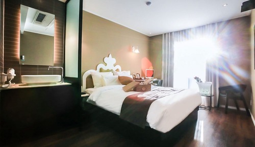 Room (Superior - Lake View)