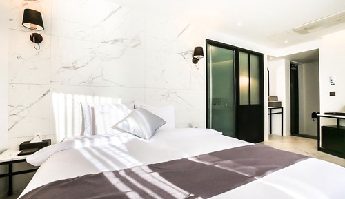 Room (Deluxe - Lake View (Special Rate))