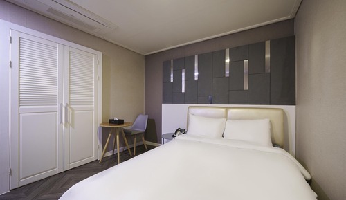 Room (Infinite Accommodation)