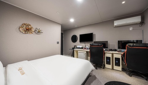 Room (Couple PC (Netflix viewing possible) )
