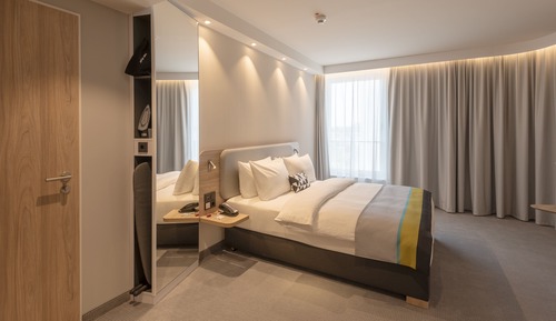 Standard Room, 1 Queen Bed, Roll-in Shower (Mobility Accessible)