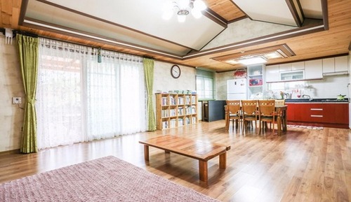 Room (Room No 6)