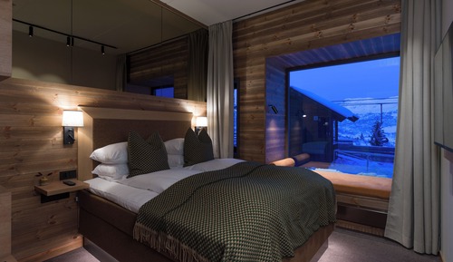 Deluxe Room (Petite)