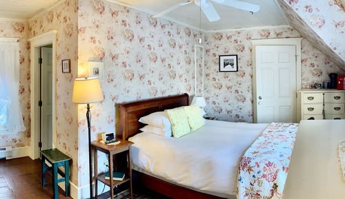 Signature Single Room, 1 Queen Bed, Harbor View, Sea Facing