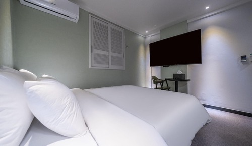 Room (Nice Room (Netflix Available))