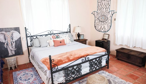 Deluxe Room, 1 King Bed, Garden View, Corner
