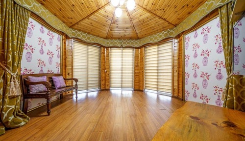 Room (Dube)