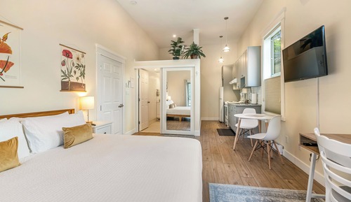 Deluxe Room, 1 King Bed, Balcony, Lake View