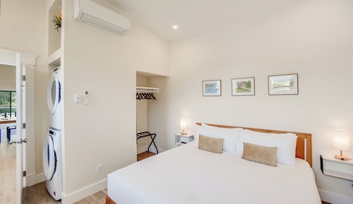 Deluxe Suite, 1 Bedroom, Balcony, Lake View