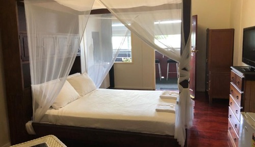 Standard Room, 1 Queen Bed, Shared Bathroom