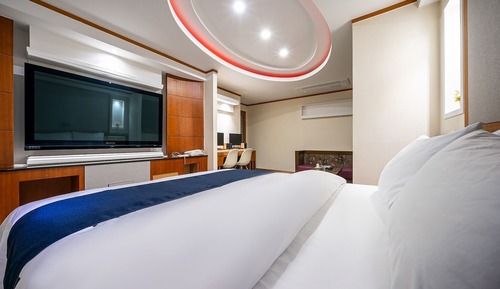 Room (OTT+ wide special room (65" TV bathtu)