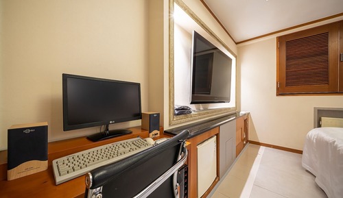 Room (Whirlpool special room (65" TV whirlp)