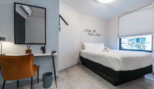 Ricky Martin Luxury Double Room/ Queen Bed/ 1Ba