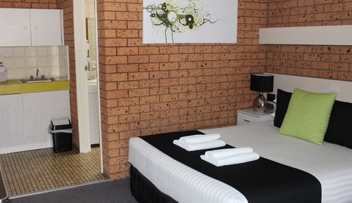 Deluxe Room, 1 Queen Bed, Kitchenette