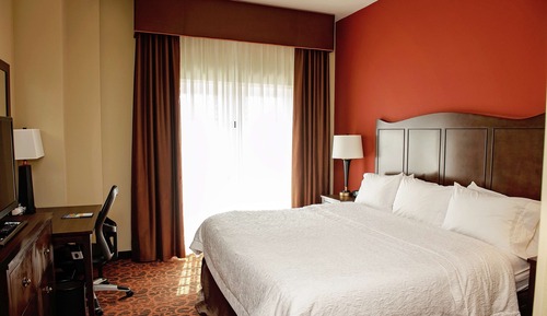 Studio, 1 King Bed, Accessible