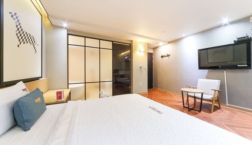 Room (Standard Room + NETFLIX Available)