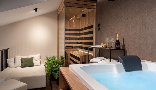Deluxe Spa Room with Jacuzzi and Sauna