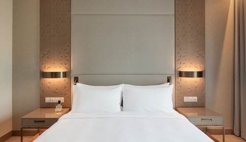 Deluxe Room, 1 King Bed, Pool View