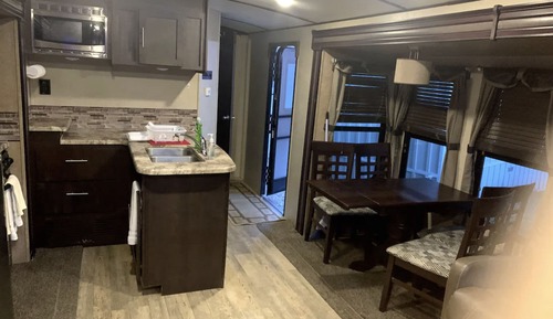 Comfort Mobile Home (Next To The River - RV Masoods Lodge)