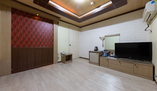 Room (Ondol Room)