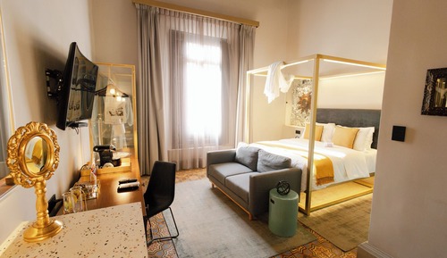 Deluxe Queen Room