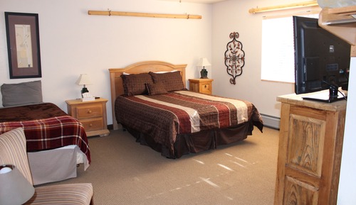 Room 304,The Pines Room, 1 Queen Bed and 1 Twin Bed