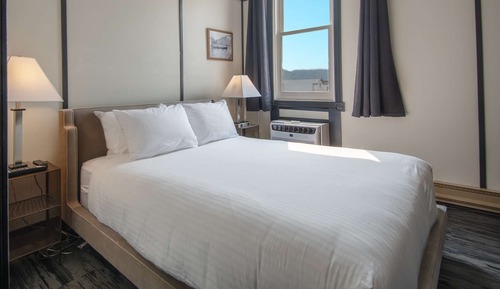 Room, 1 Queen Bed (Coast)