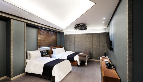 Suite (Breakfast not provided on Monday)