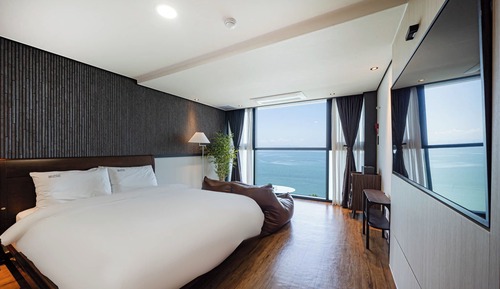 Deluxe Room, Non Smoking, Ocean View (massage chair)
