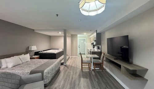 Deluxe Room, 1 Queen Bed, Kitchen (Spa Tub)