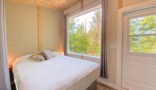 Panoramic Cabin, 1 Bedroom, Central Hot Tub, Near Lake, Shared Bathroom (Towels Optional)